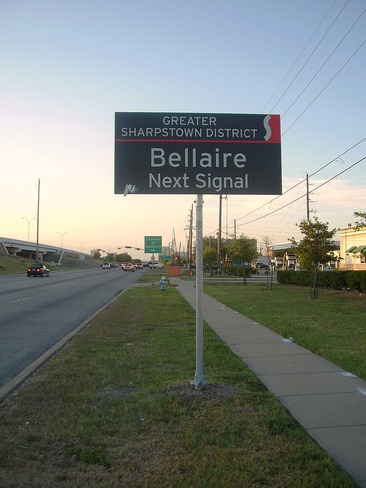 Bảng tên khu vực trên đường Bellaire Blvd. ở Houston (ảnh minh họa)
