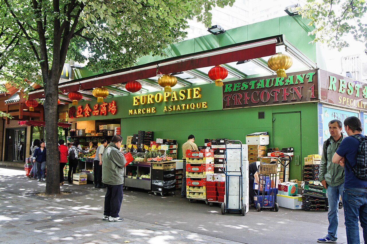 Đại lộ Choisy ở quận 13, Paris, khu phố châu Á có nhiều cửa hàng của người Việt